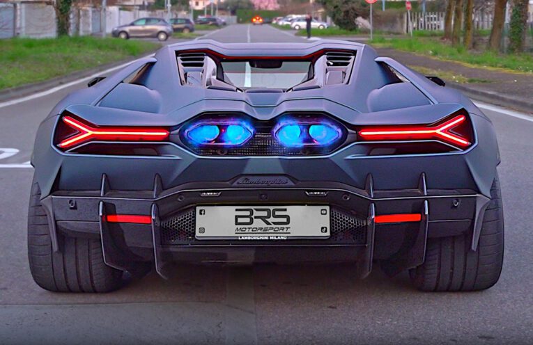 Straight piped Lamborghini Revuelto