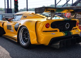 550HP Lotus Exige V6 Cup R Time Attack race car with widebody kit, slick tyres, sequential gearbox and supercharged V6 engine on track.