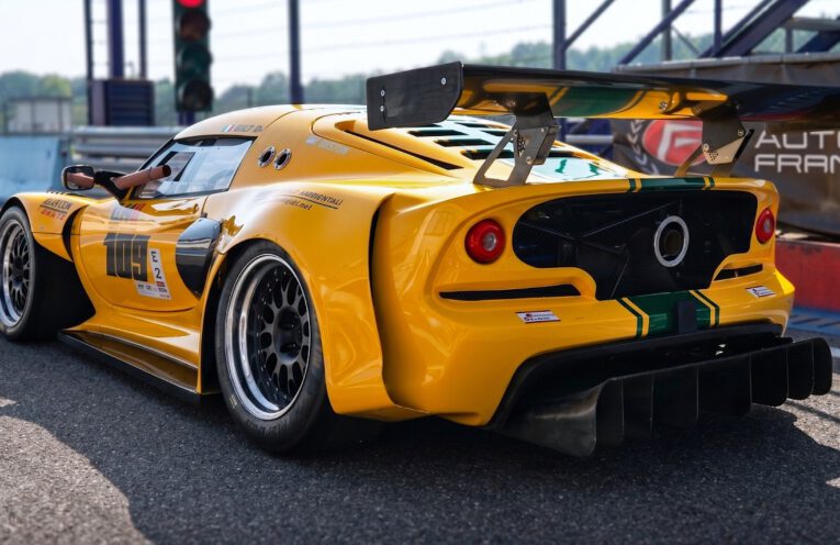 550HP Lotus Exige V6 Cup R Time Attack race car with widebody kit, slick tyres, sequential gearbox and supercharged V6 engine on track.